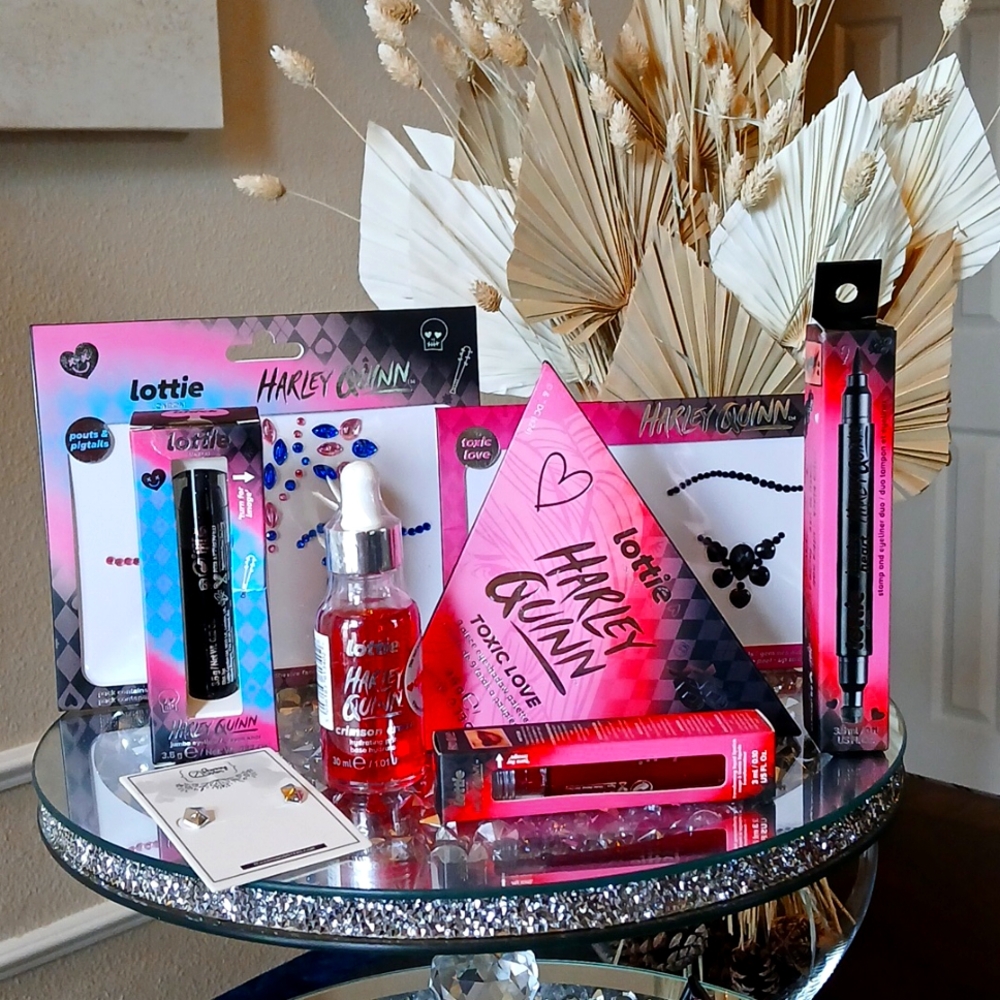 New Harley Quinn 7 Piece Makeup Set By Lottie Women's Makeup Cosmetics - Picture 5 of 17